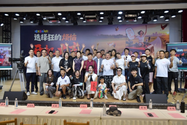 電影《選擇狂的煩惱》在九龍坡銅罐驛鎮開機。曹鳴鷗攝