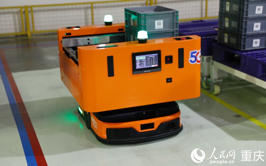 5G网络支持自动导引车(AGV)在智能仓储系统(WMS)中工作。人民网 曹欣悦摄