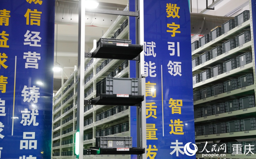 横河川仪工厂中的智能仓储。人民网 曹欣悦摄