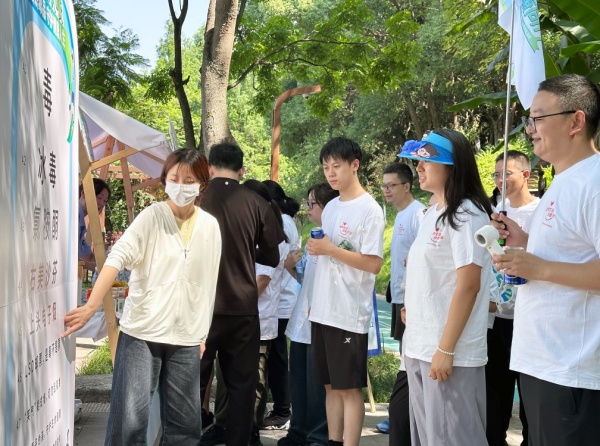 参赛者在志愿者的带领下体验禁毒游戏。警方供图