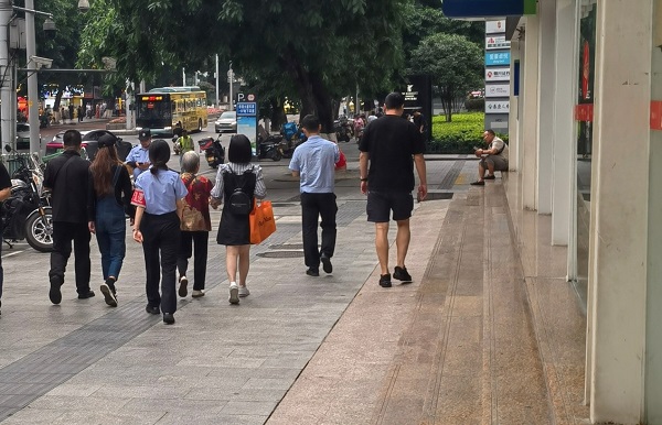 老人在家人和民警的陪同下離開了銀行。民生銀行重慶分行供圖
