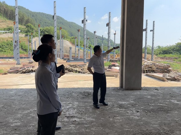 農行工作人員上門了解項目建設進展。鄒雨璠 攝