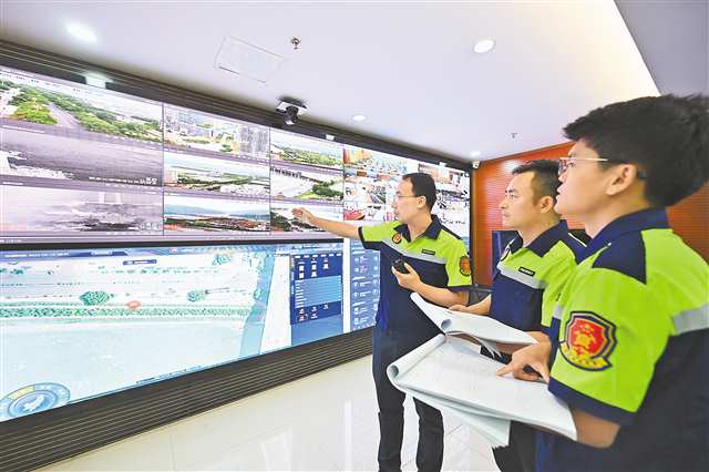 　6月18日，江北區應急管理局應急指揮大廳，工作人員正查看各鎮街實時情況。記者 劉力 攝/視覺重慶