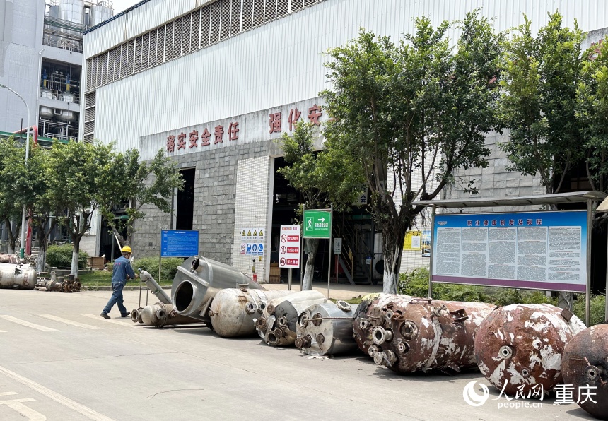 老车间门口堆放着更换下来的设备。人民网记者 刘政宁摄