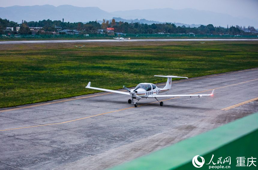 行進中國丨小機場“飛”出大前景仲夏時節，能見度高，正是體驗高空跳傘的好時候，全國各地游客相聚重慶梁平機場，待飛機爬升至對應高度，依次跳出機艙，在體驗...