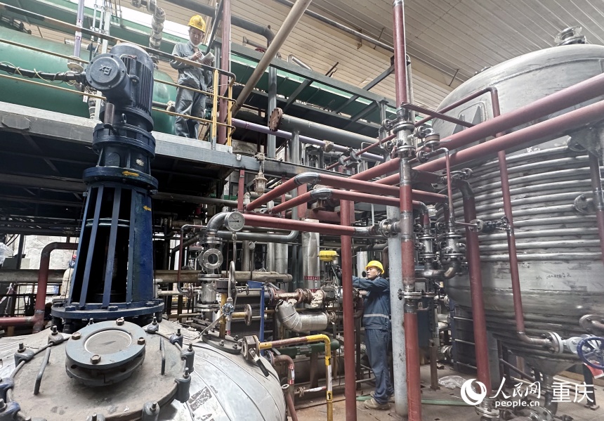行進中國丨綠色賬戶“碳”新路電焊火花四濺、切割聲不絕於耳、工人們穿梭忙碌……站在似火的驕陽下，望著火熱的生產車間改造現場，劉琳感慨萬千：沒想到一個小小的企業...