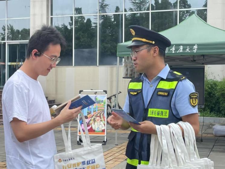 交通執法人員向學生宣傳學車維權知識。重慶交通執法總隊供圖