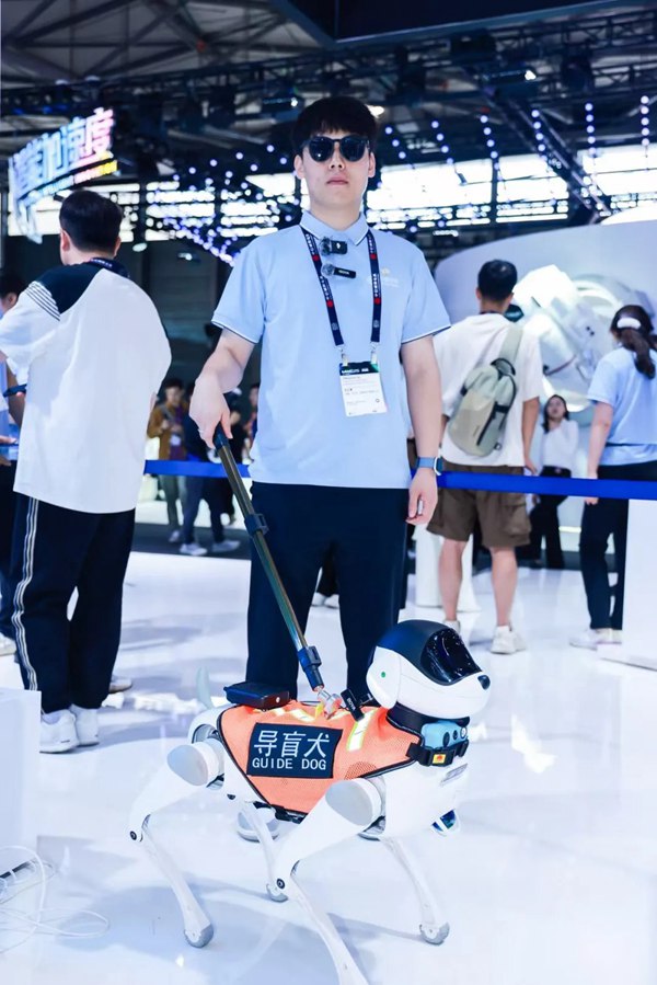 現場觀眾沉浸式體驗搭載四足機器狗。重慶移動供圖