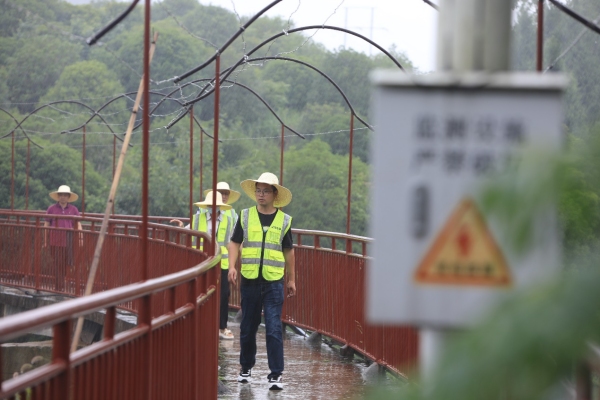 洪安镇值班人员通过基层智治平台监控雨情、风险点。胡程摄