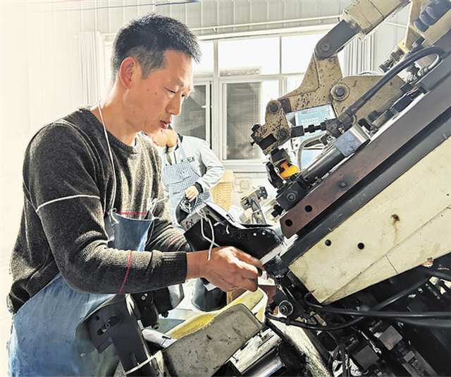    奉节县安坪镇弘源鞋业就业帮扶车间内，员工在制作板鞋。（本报资料图片）记者 苏畅 摄/视觉重庆