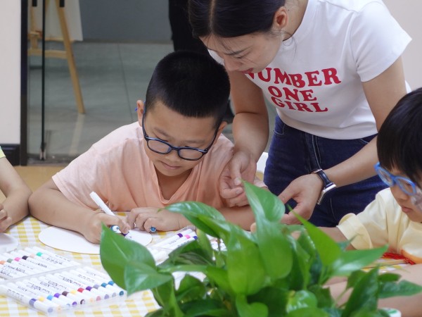 孩子们体验节气文化。任峰摄