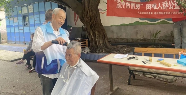 “银发剪刀手”张祯禄正在为一坪小区居民提供义剪服务。廖婉廷摄
