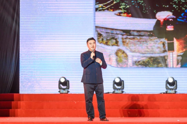 重庆红岩革命历史博物馆白公馆景区主任、红岩干部学院教师刘帅现场讲述红岩精神及重庆城市精神的内涵。重庆工业职业技术学院供图