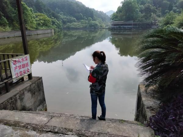 关注水域周边防护栏、防溺水警示标志设置等情况。黄海燕摄