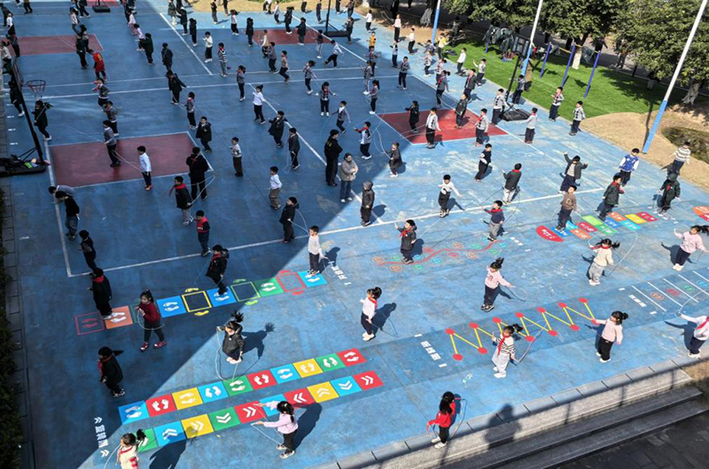 重慶兩江新區童心青禾小學的學生們參加大課間體育活動。秦波攝