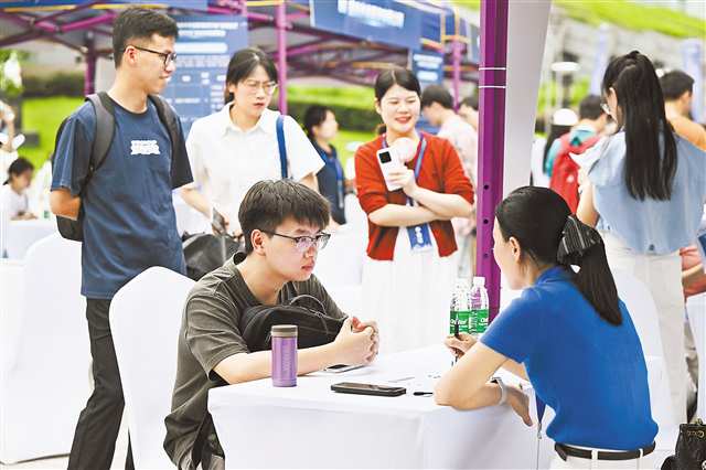 六月二十四日，重庆市第六届“百日千万招聘专项行动”现场，大学生正在应聘。记者 罗斌 摄\视觉重庆