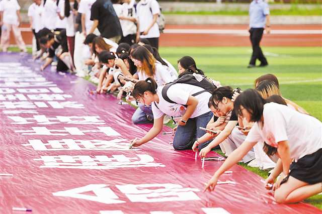 六月二十五日，由市戒毒管理局、民盟市委会、重庆中医药学院联合主办的“感恩生命 健康生活——防范青少年药物滥用”禁毒宣传进校园活动在重庆中医药学院举行。记者 黄乔 摄\视觉重庆