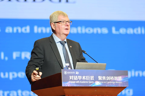 David Cardwell分享他对人工智能的深刻洞察。重庆城市科技学院供图