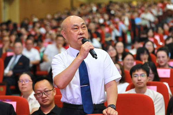 现场师生踊跃提问。重庆城市科技学院供图