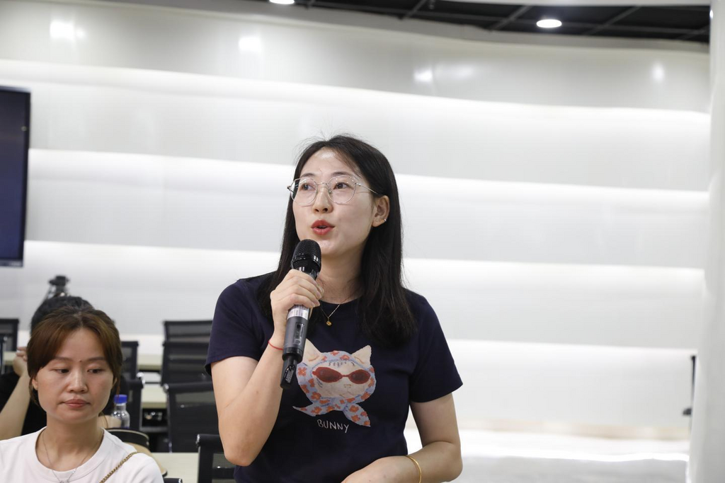 市民现场就关心问题进行提问。代娟 摄