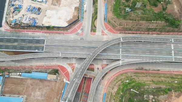 骨架道路创新性地采用管道化组织与使用者优先两大核心策略。重庆设计集团有限公司市政设计研究院供图