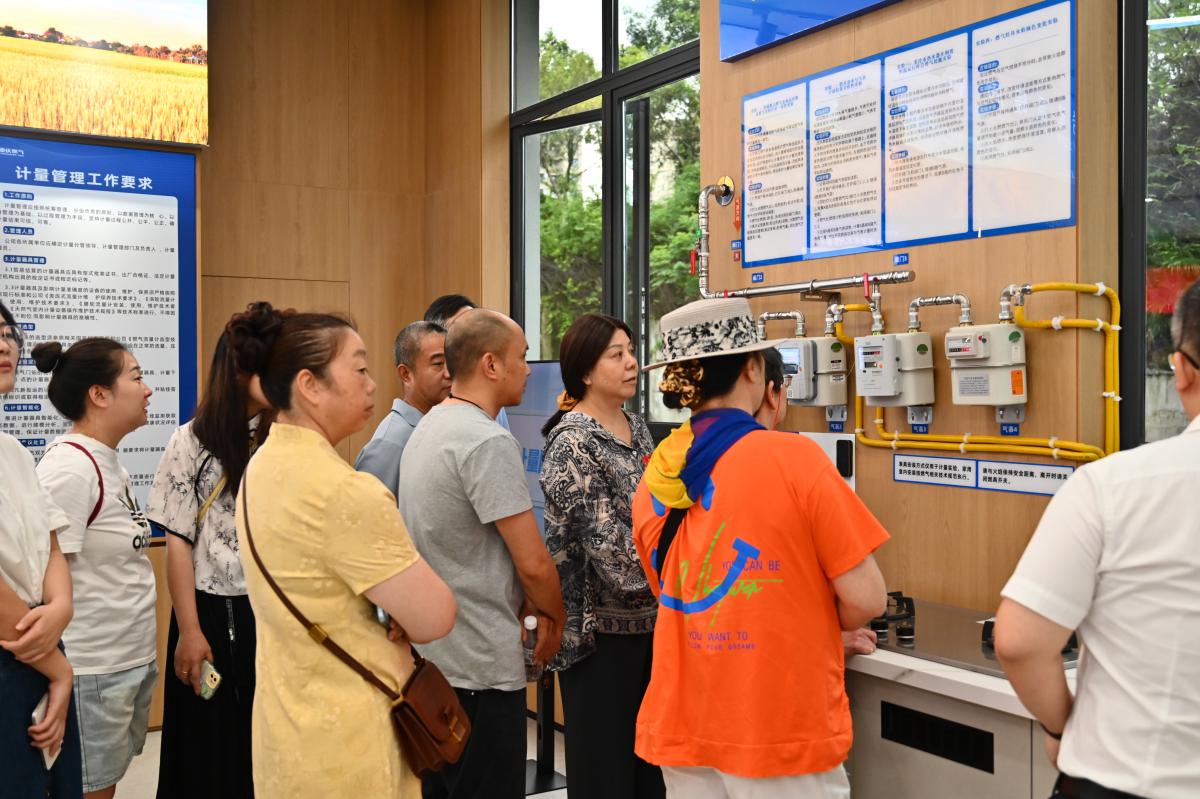 邀请区人大代表、政协委员、小区物业代表及群众代表走进两江燃气计量科普宣传体验中心。重庆燃气集团供图