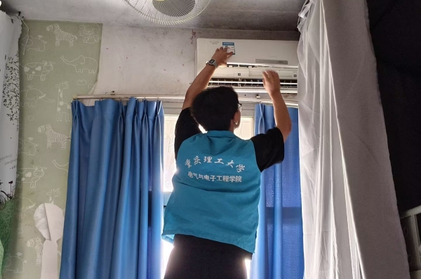志願者正在取下空調濾網。重慶理工大學供圖