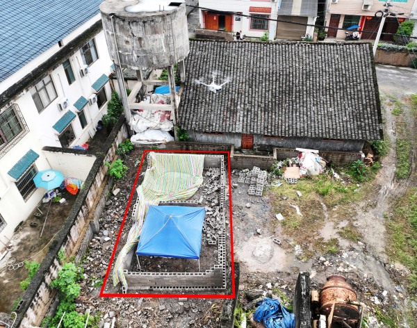 智能巡检无人机监测到违规建筑。吴华摄