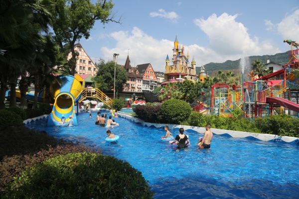 游客在水上樂園游玩。景區供圖