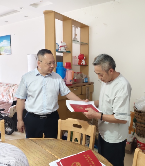 洛磧鎮有關領導將房產証送至群眾家中。楊慧攝