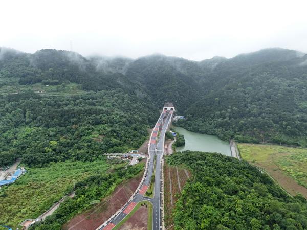 重慶東站重要配套項目之一的興黃路實現通車。郭旭攝