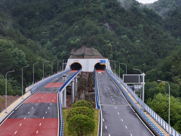 重慶東站重要配套項目之一的興黃路實現通車。郭旭攝