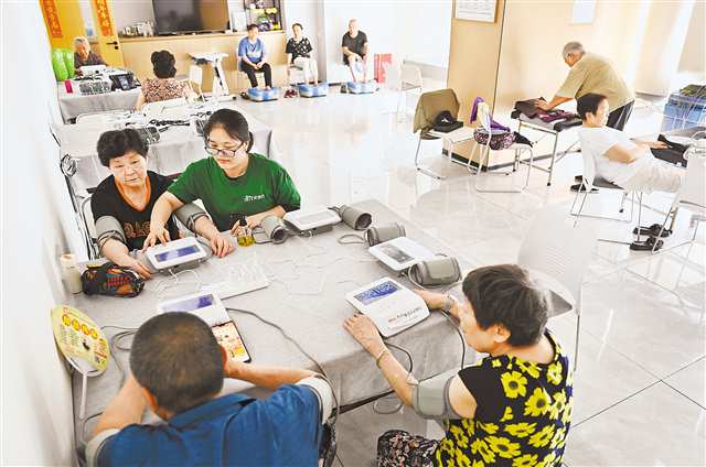 6月11日，南岸区东东摩商场，附近老人在“常青魔方”内进行理疗。记者 崔力 摄/视觉重庆