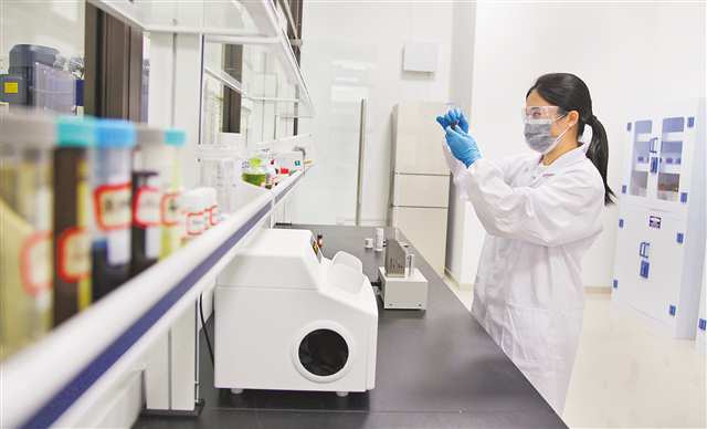 重庆多敏生物科技有限公司的技术人员进行操作。（受访者供图）