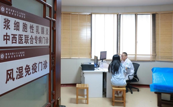 患者在风湿免疫门诊就诊。曾英豪摄