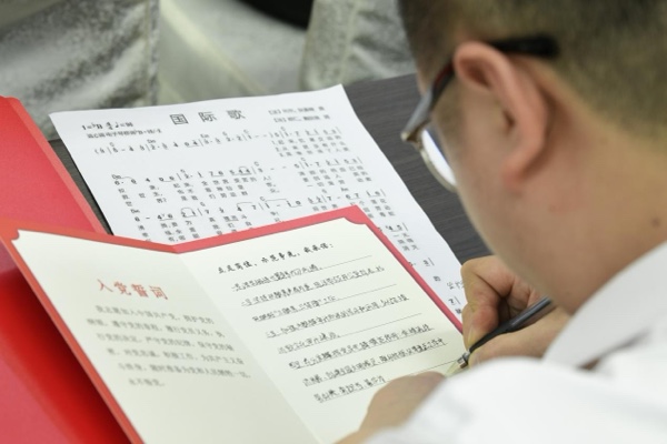 黨員在培訓班上鄭重寫下未來半年的履職承諾。綦江區融媒體中心供圖