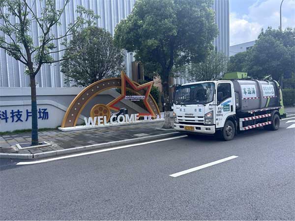 進行收運作業。重慶環衛集團供圖