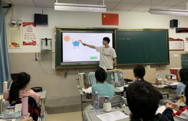 学生课堂教学实践。重庆大学供图