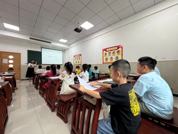 孩子們認真上課。萬州區委宣傳部供圖