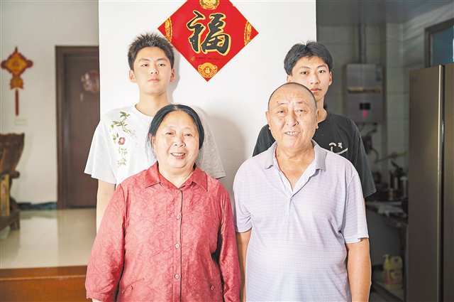 “包子婆婆”陳淑梅和丈夫李其雲以及兩個孫子。記者 何慶渝 攝\視覺重慶