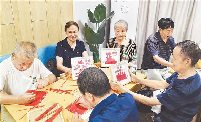 黨員們在社區體驗親手制作竹編畫。（自力巷社區供圖）