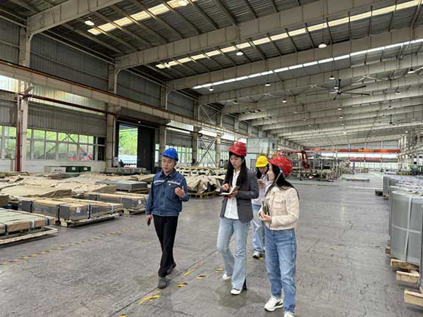 走访客户。广发银行重庆分行供图