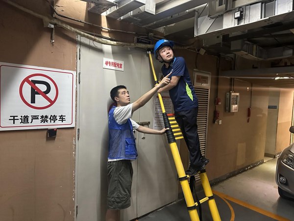 重庆移动施工团队现场网络调试。重庆移动供图