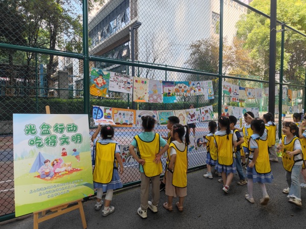 “小手繪光盤 童心倡節約”繪畫活動現場 。龍山街道供圖