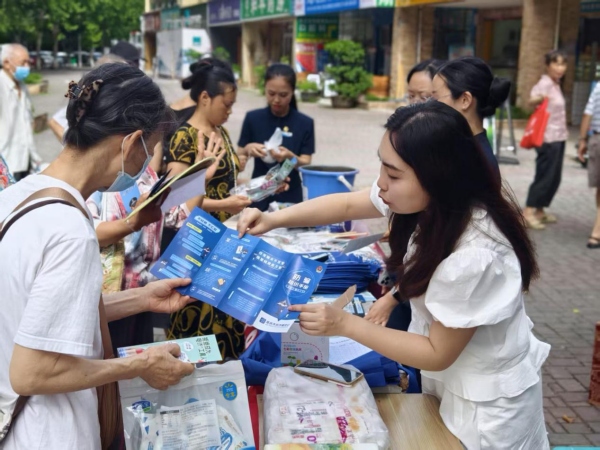工作人员开展反诈宣传。龙山街道供图
