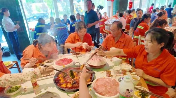 环卫工人品尝武隆火锅。武隆区委宣传部供图