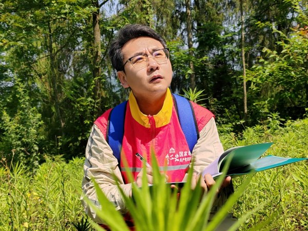 正在测量现场的王金鑫。梁燕摄