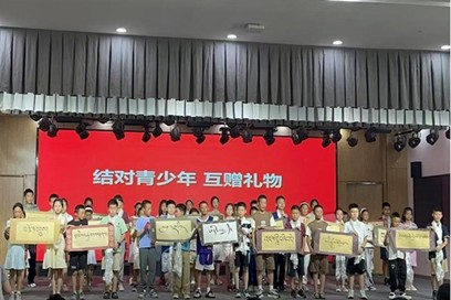 結對青少年互贈禮物。重慶市人力資源開發服務中心供圖