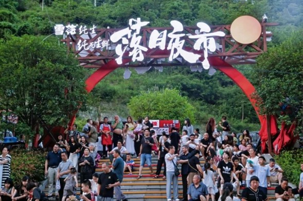 落日夜市吸引市民體驗品嘗。巫山縣委宣傳部供圖