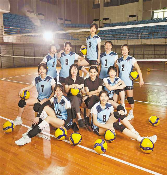 6月18日，女排隊員們和教練一起合影。